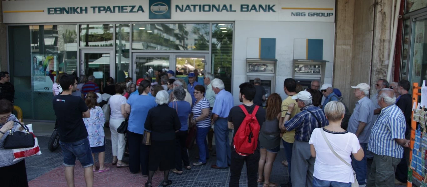 Δεν κάθονται σπίτι οι ηλικιωμένοι: Νέες ουρές έξω από τράπεζες παρά τις προειδοποιήσεις
